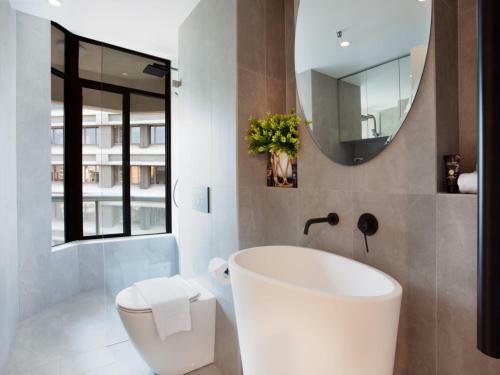 The Hydeaway-luxe Hyde Park City Apartment-hosted By Labode Accommodation