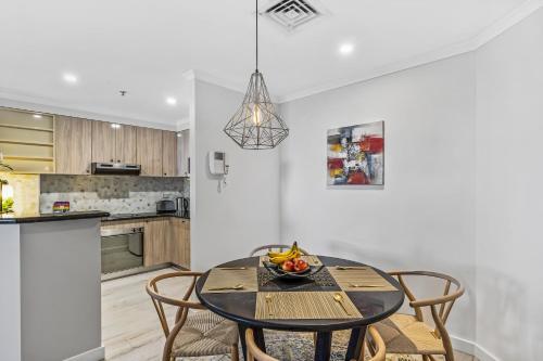 Luxurious Harbour View Apartment Steps From City