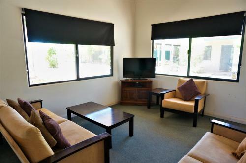 Ningaloo Breeze Villa 3 - 3 Bedroom Fully Self-contained Holiday Accommodation