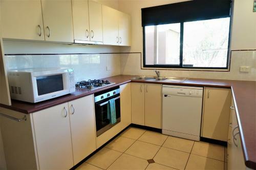 Ningaloo Breeze Villa 3 - 3 Bedroom Fully Self-contained Holiday Accommodation
