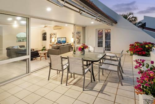 Bella Azure Two Bedroom Two Bathroom Spacious Ocean-view Apartment With Golf Buggy