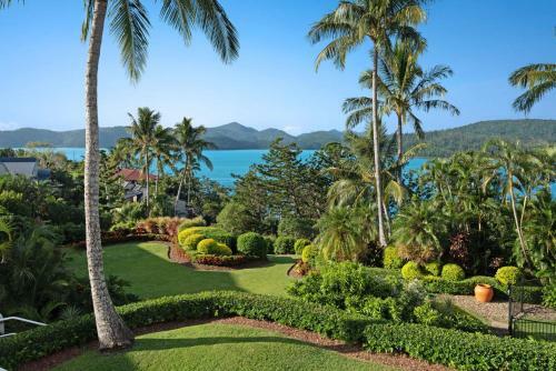 Bella Azure Two Bedroom Two Bathroom Spacious Ocean-view Apartment With Golf Buggy