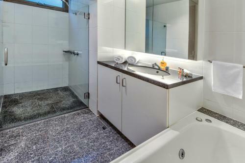 Waves 5 Luxury 3 Bedroom Breathtaking Ocean Views Central Location