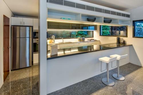 Waves 5 Luxury 3 Bedroom Breathtaking Ocean Views Central Location
