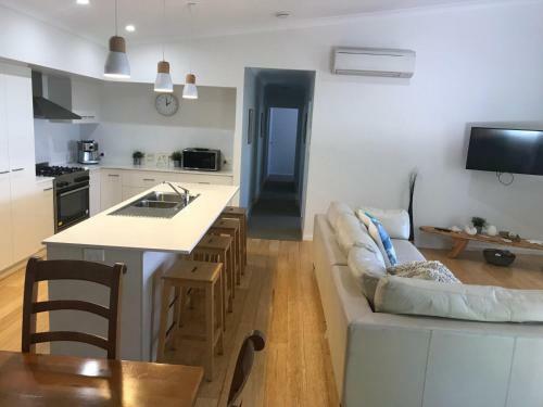 15 Esprit Drive - Rainbow Shores, Gorgeous, Modern Beach House