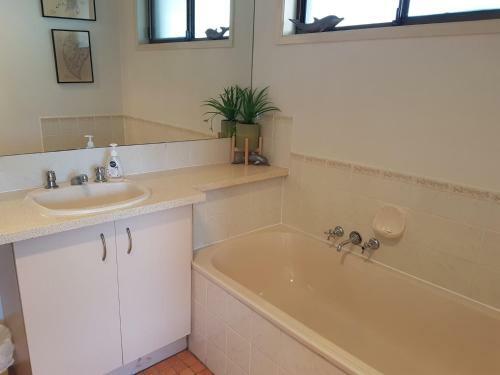 13 Coora Court - Sleeps 6, Pool, Air Con, Pets
