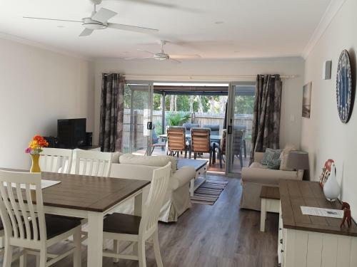 26 Satinwood Drive- Low Set Modern, Sleeps 8