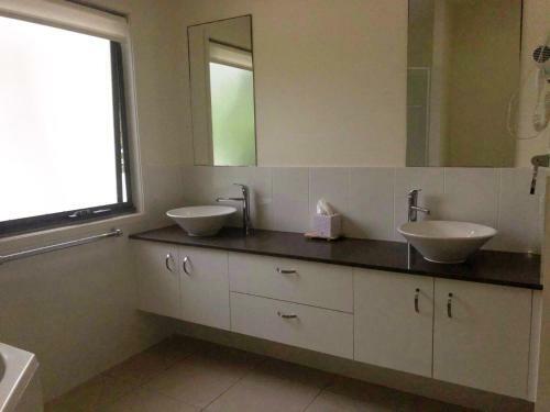 Bluewater 36 - Rainbow Shores - Walk To Beach, Pool, Aircon