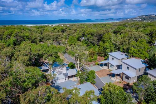 Bluewater 36 - Rainbow Shores - Walk To Beach, Pool, Aircon