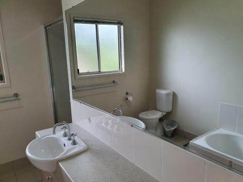 Unit 2,15 Carlo Road- Rainbow Beach - Pool, Air Conditioning, Sleeps 6