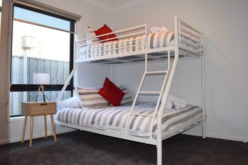 Modern 4 Bed, 5mins To Torquay Beach,wifi,parking
