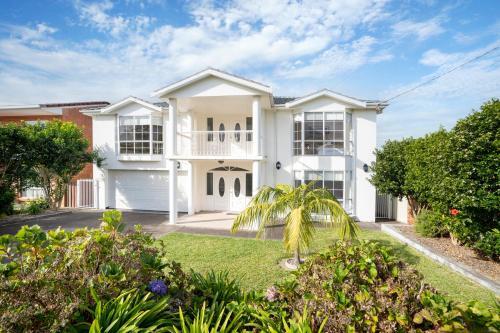 Large 4- Bedroom Home//moments From The Beach