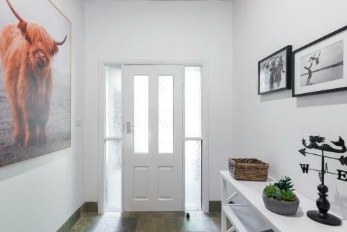 Stylish Renovated Home - Ocean Views - Fireplace