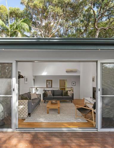 4 Bedroom Coastal House// Moments From Beach