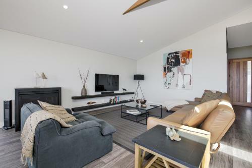 Seaview - Pet Friendly With Stunning Views - 1 Min To Beach