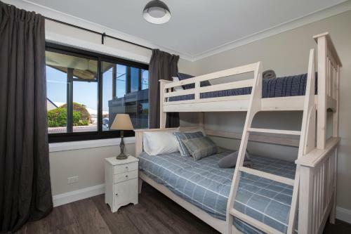 Seaview - Pet Friendly With Stunning Views - 1 Min To Beach