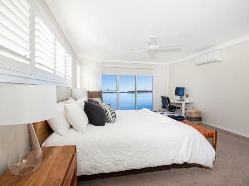 Tranquility Absolute Waterfront - Pet Friendly - 10 Mins To Hyams Beach