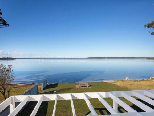 Tranquility Absolute Waterfront - Pet Friendly - 10 Mins To Hyams Beach