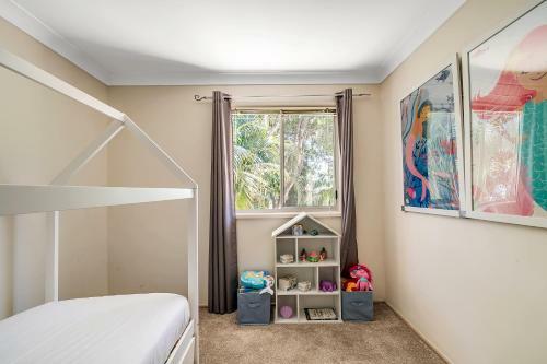 Quiet 4-bedroom House // Private Pool & Fireplace