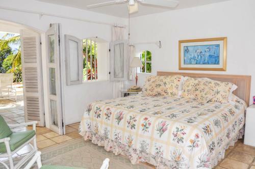 Villa In Holders Sleeps 10 With Pool And Air Con