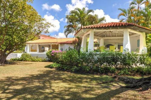 Villa In Holders Sleeps 10 With Pool And Air Con
