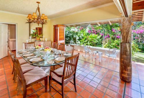 Villa In Holders Sleeps 8 With Pool And Air Con