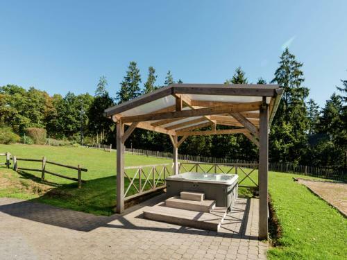 Pastoral Villa In Heure With Jacuzzi
