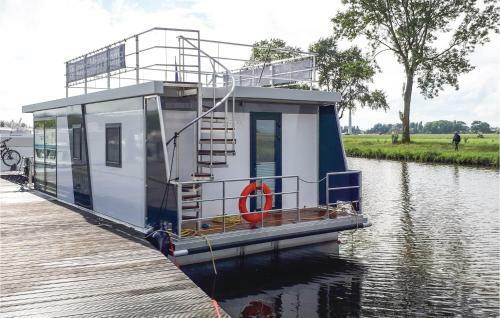Houseboat Escapade