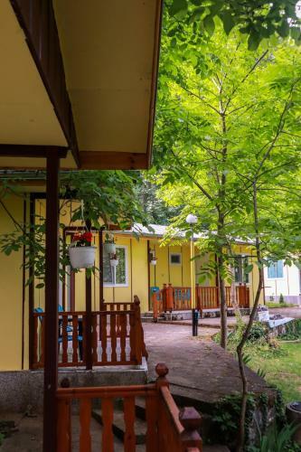 Lovely Bungalow In Pretty Area Place