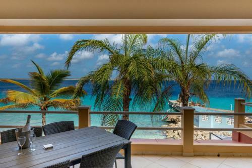 Oceanfront Apartment Yellow Tail Snapper At Den Laman
