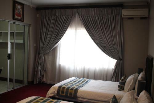 Triple Palms Bed And Breakfast