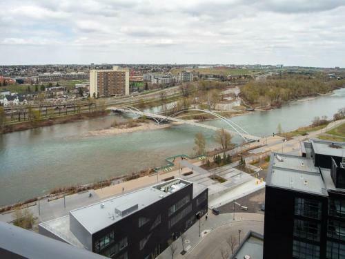 Luxury 2br Suite With Riverfront Views Pool Table Rooftop Patio Bbq Coffee