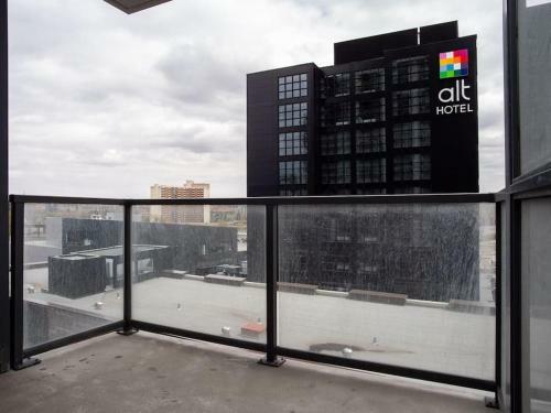 Luxury 2br Suite With Riverfront Views Pool Table Rooftop Patio Bbq Coffee
