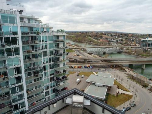 Luxury 2br Suite With Riverfront Views Pool Table Rooftop Patio Bbq Coffee