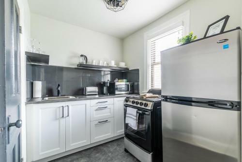 Upscale Studio - Boutique Apartment - Prime Downtown Location!