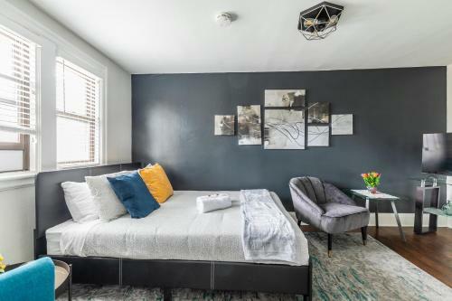 Upscale Studio - Boutique Apartment - Prime Downtown Location!
