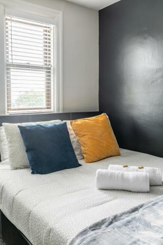 Upscale Studio - Boutique Apartment - Prime Downtown Location!