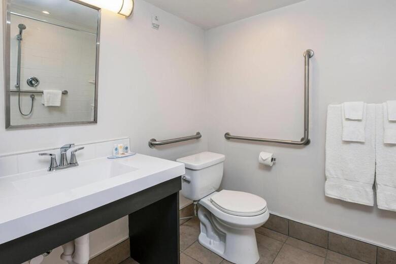 Hotel Comfort Suites Kingston Central