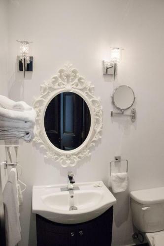 Hostal Room In Bb - Concordia Studio Renting, Basement