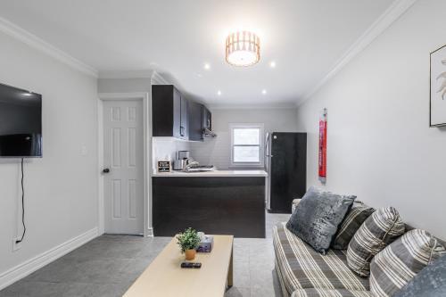 Newly Renovated - Modern 3br Apartment - Trinity Bellwoods!