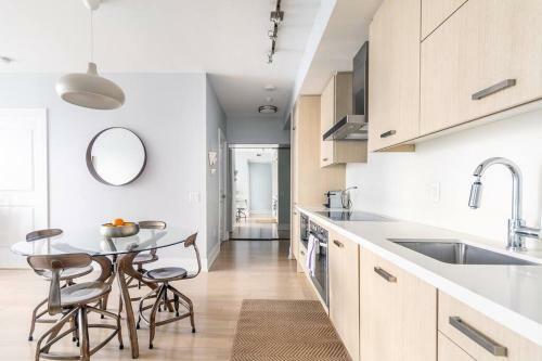 Designer Luxury 3bed Condo King Bed And Desk