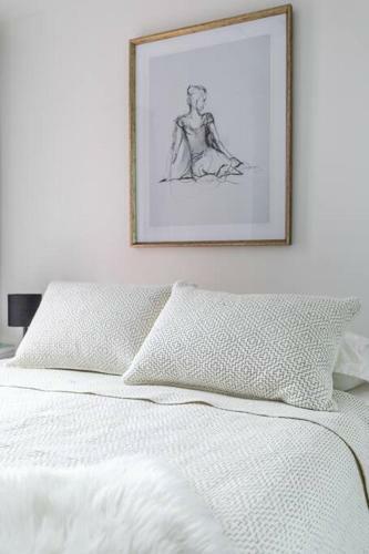 Designer Luxury 3bed Condo King Bed And Desk
