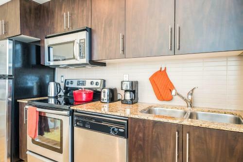 Pristine 2b 21st Flr Condo With Parking Near Cn Tower!