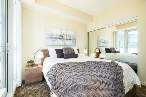 Pristine 2b 21st Flr Condo With Parking Near Cn Tower!