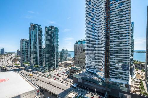 Pristine 2b 21st Flr Condo With Parking Near Cn Tower!