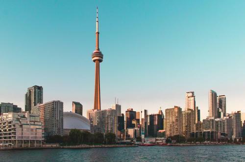 Pristine 2b 21st Flr Condo With Parking Near Cn Tower!