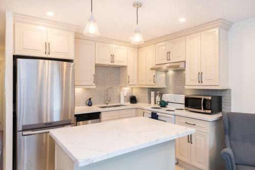 Designer Townhome Apartment In Queen West
