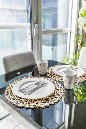 Stunning Cn Tower Views - 1br Upscale Loft - Prime Location!