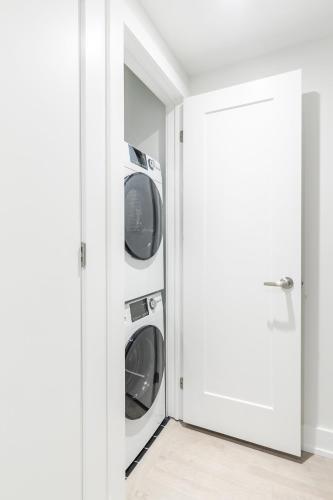 New - 3br Luxury Apartment - Near High Park!