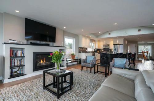 *10 Mile Point Stunning Oceanfront